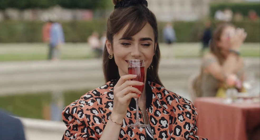 Kir Royale maken Emily in Paris