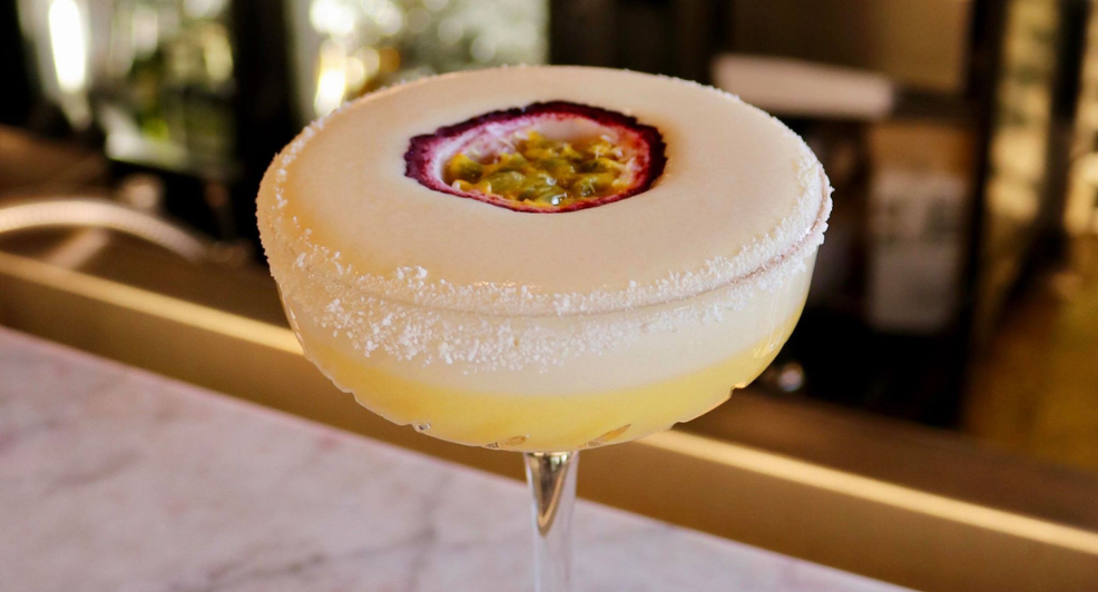 White chocolate passionfruit martini cocktail zoet recept