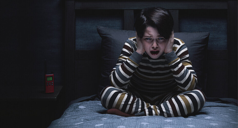 Don't Listen Voces Netflix horrorfilm eng