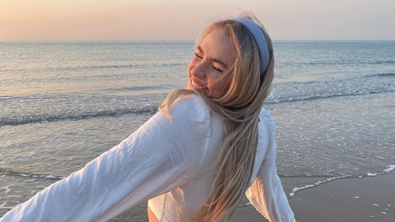 Juultje Tieleman op het strand.