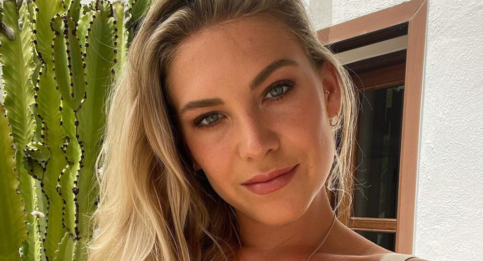 Jessie Jazz zwanger groeiende babybuik in lingerie