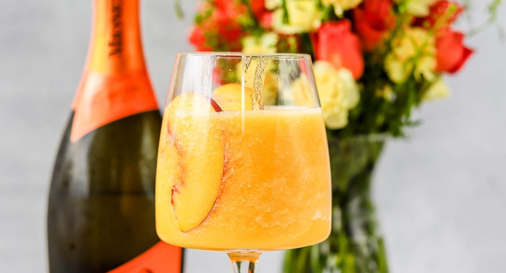 Frozen peach bellini cocktail zomer drankje