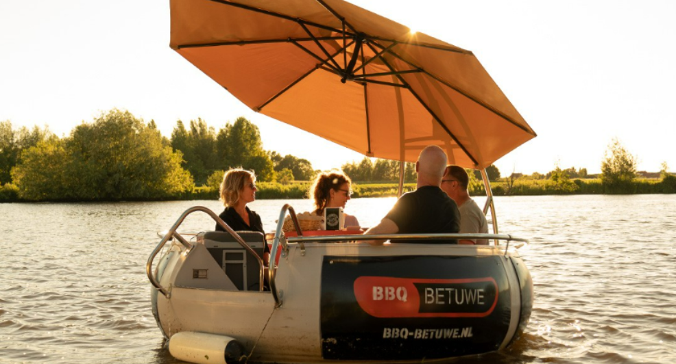 Boot varen barbecueën vrienden