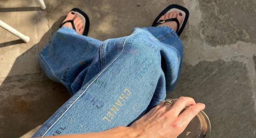 flip-flops slippers jeans outfit
