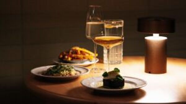 Kerstdiner met cocktails op tafel.