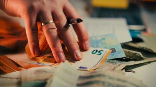 Iemand maakt een berekening met geld.