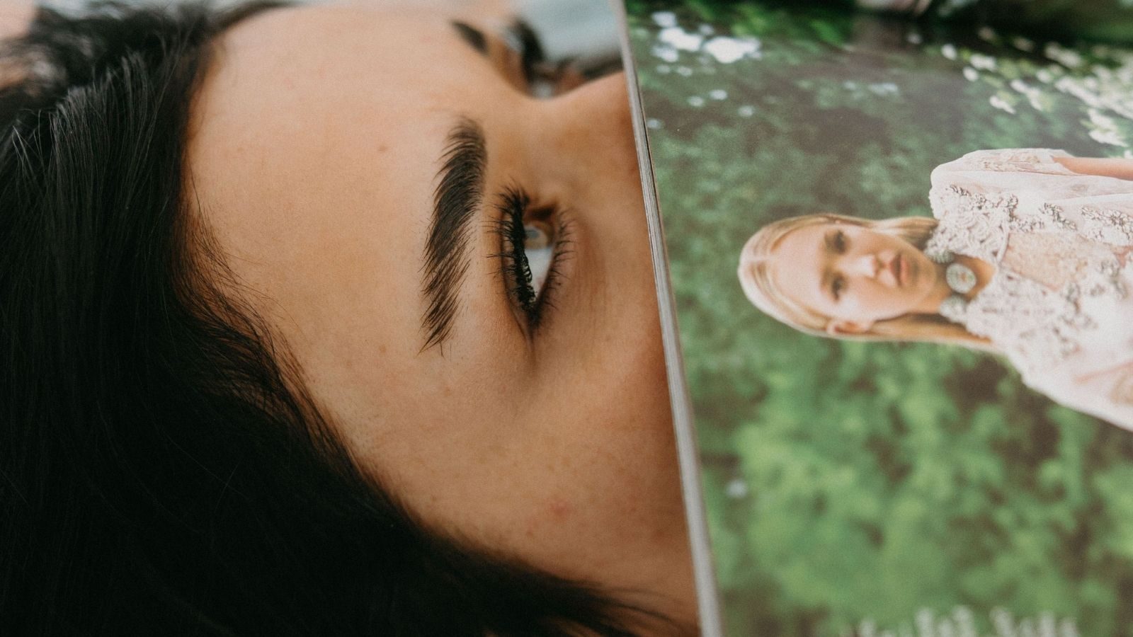 Vrouw leest een tijdschrift.
