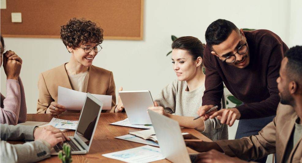 fouten op kantoor van collegas aankaarten