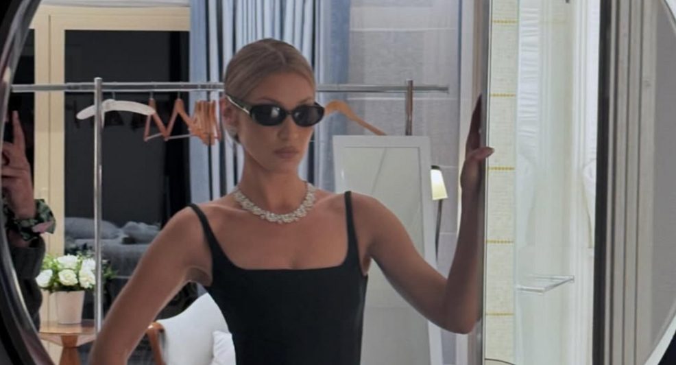 bella hadid maakt bodycon dress weer hip