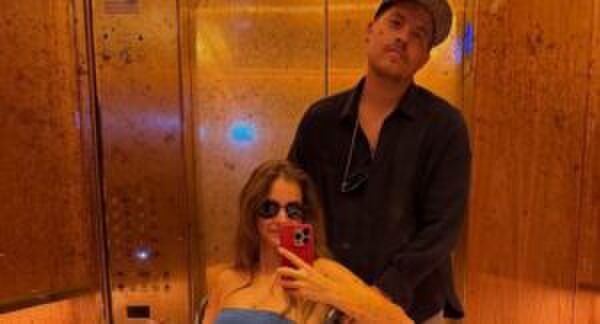 Boyfriend of the year: Dylan Sprouse helpt Barbara Palvin met endometriose bij Victoria's Secret Show