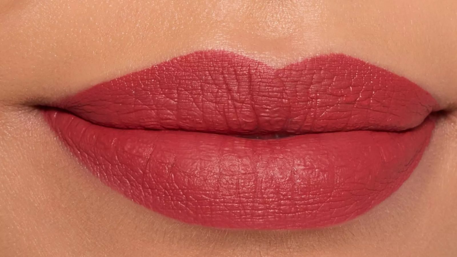 Matte lipstick van Catrice op lippen