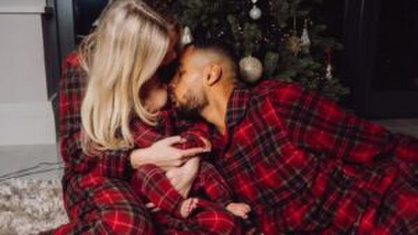 Cody Gakpo en zijn vrouw en kind bij de kerstboom.