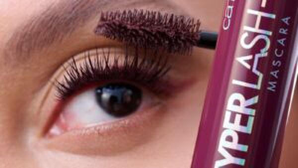 De donkerrode mascara van Catrice.