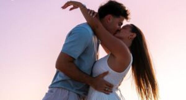 Jongen en meisje zoenen elkaar.