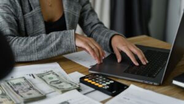 Een vrouw regelt haar belastingaangifte.