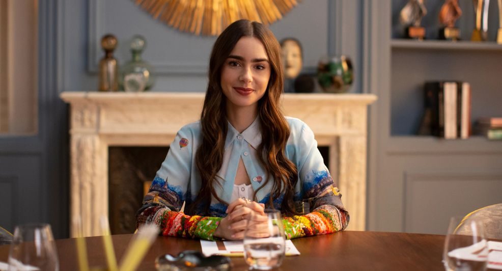 Emily achter haar bureau.