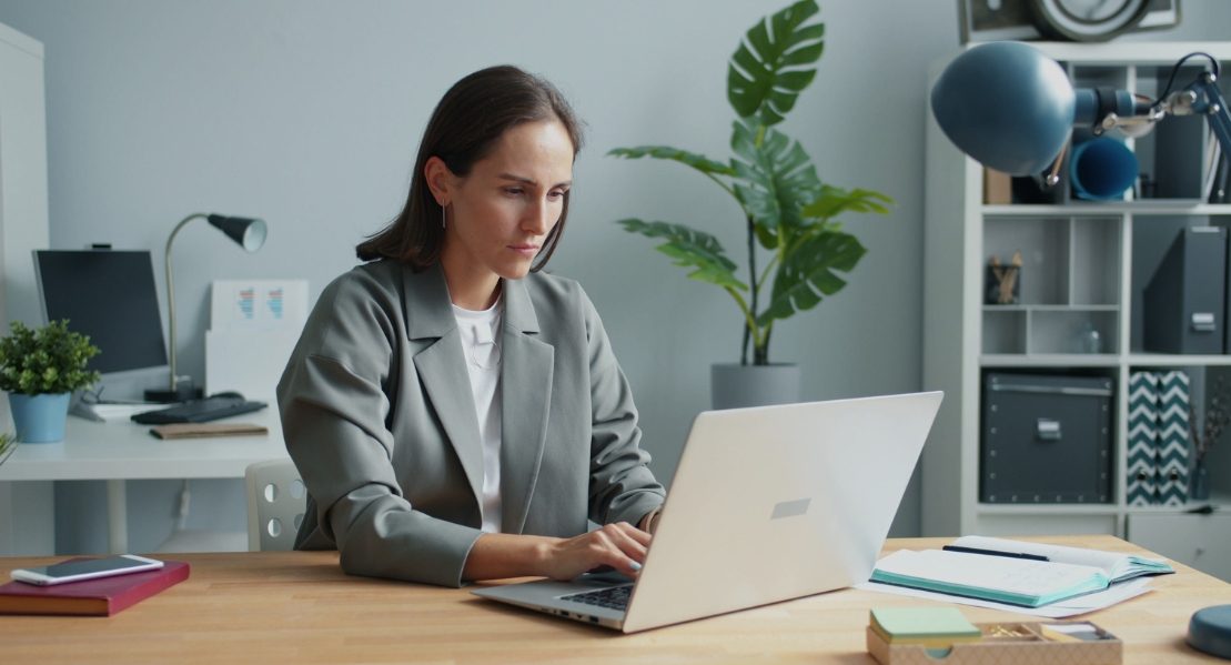 Vrouw achter computer.