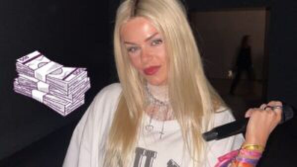 Davina Michelle met haar microfoon.