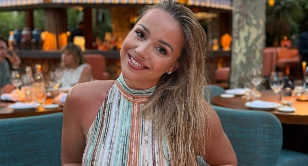 Emma Heesters lacht op een foto.