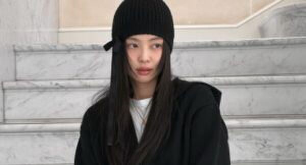 Jennie in een zwarte outfit.