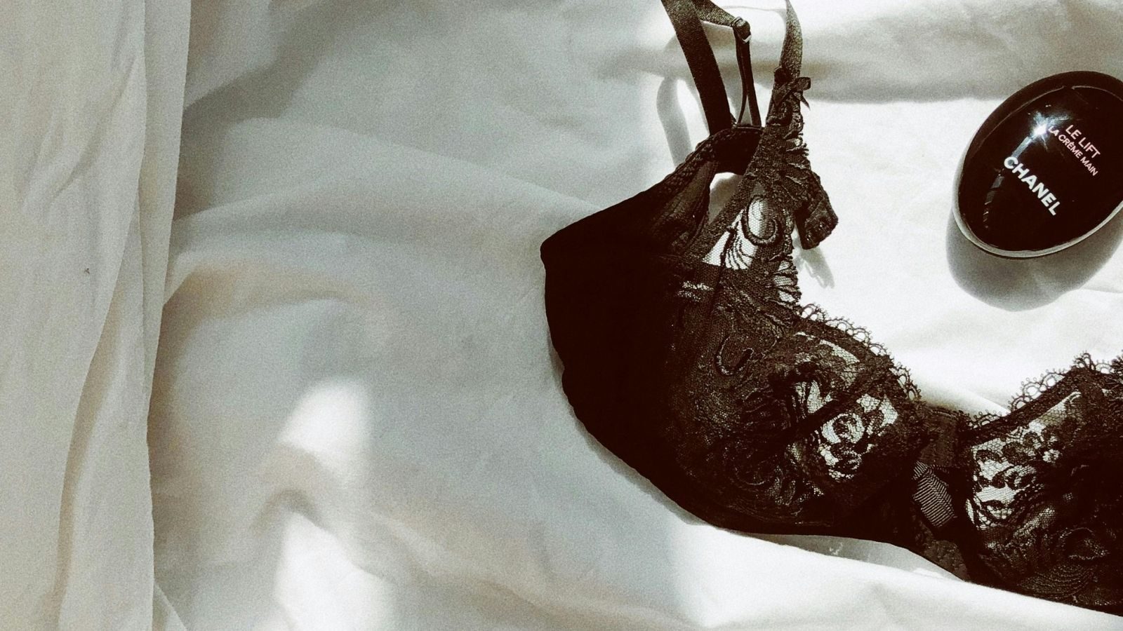 Foto van een bralette op een bed.