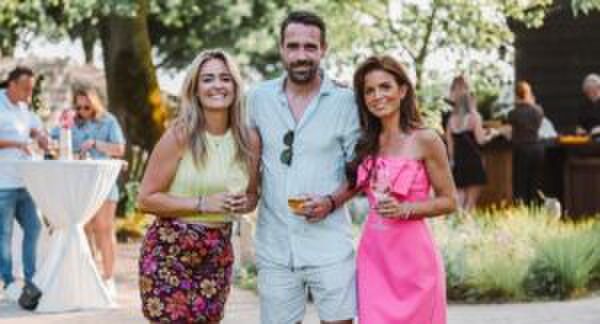 Michelle en Koen Bollen en Jacqueline van Pelt staan lachend op de foto.