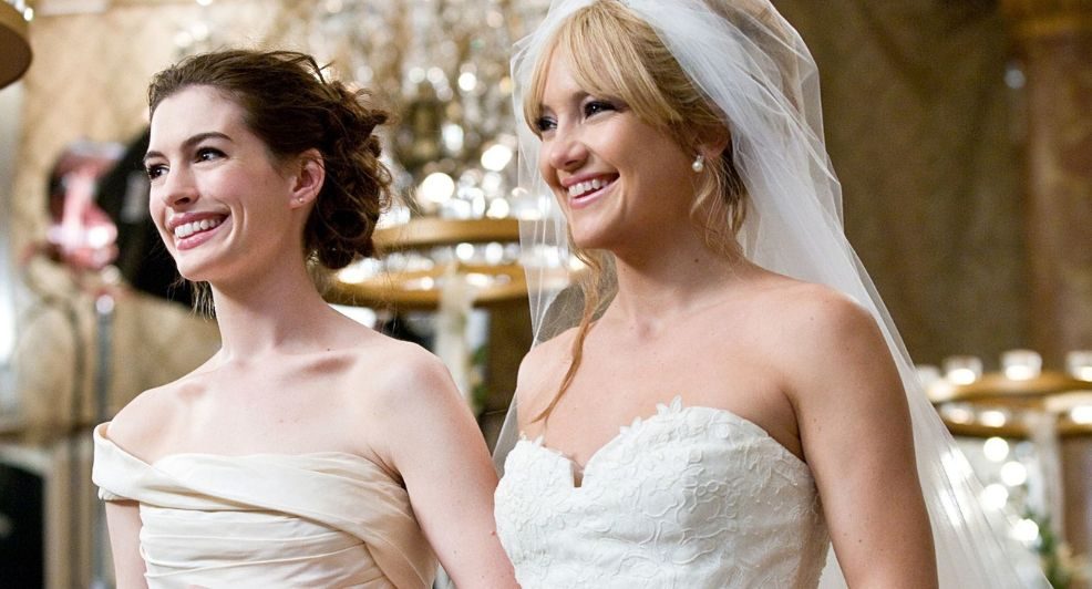Twee vrouwen in een witte jurk.