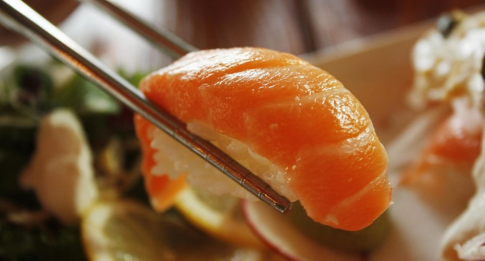 Sushi met stokjes.