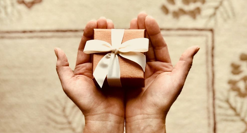 Cadeautje in handen.