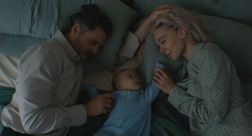 Ouders met een pasgeboren baby op bed.
