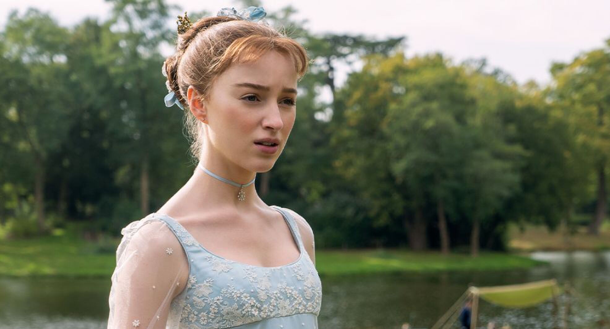 Daphne in de serie Bridgerton.