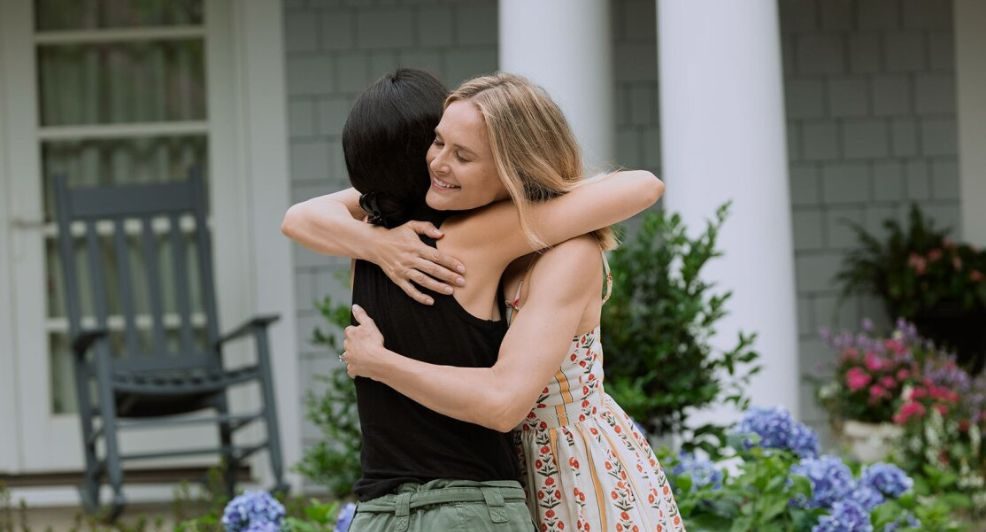 Susannah and Lauren hug.