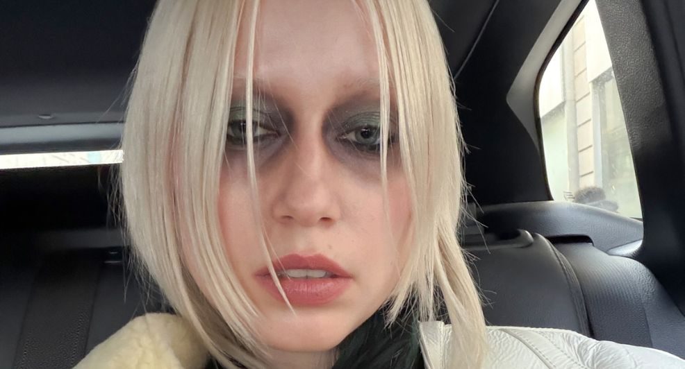 Vrouw met zware oog make-up.