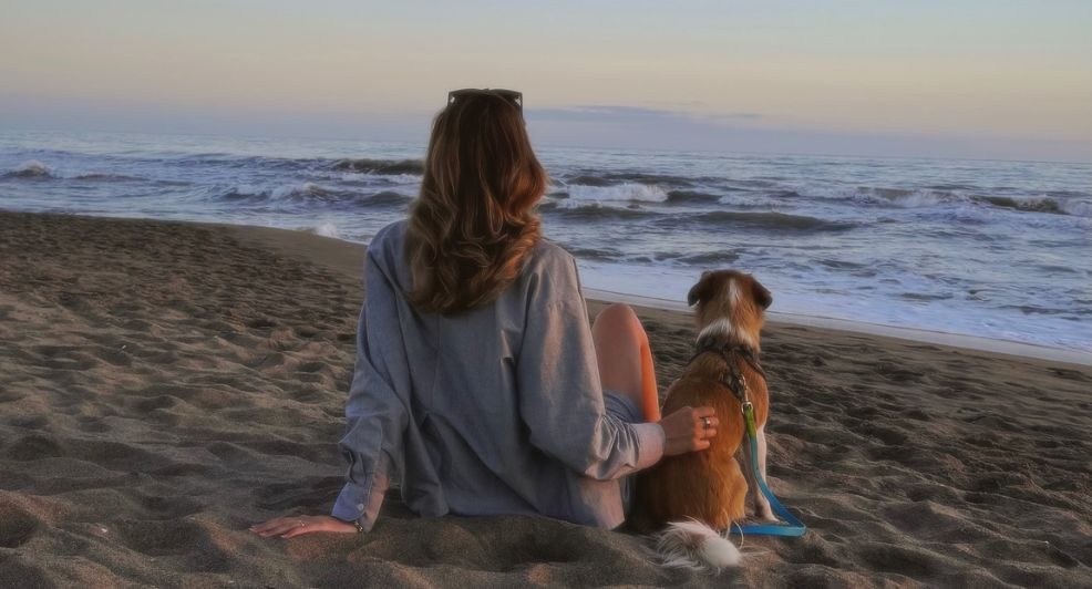 Meisje met hond naast zich.