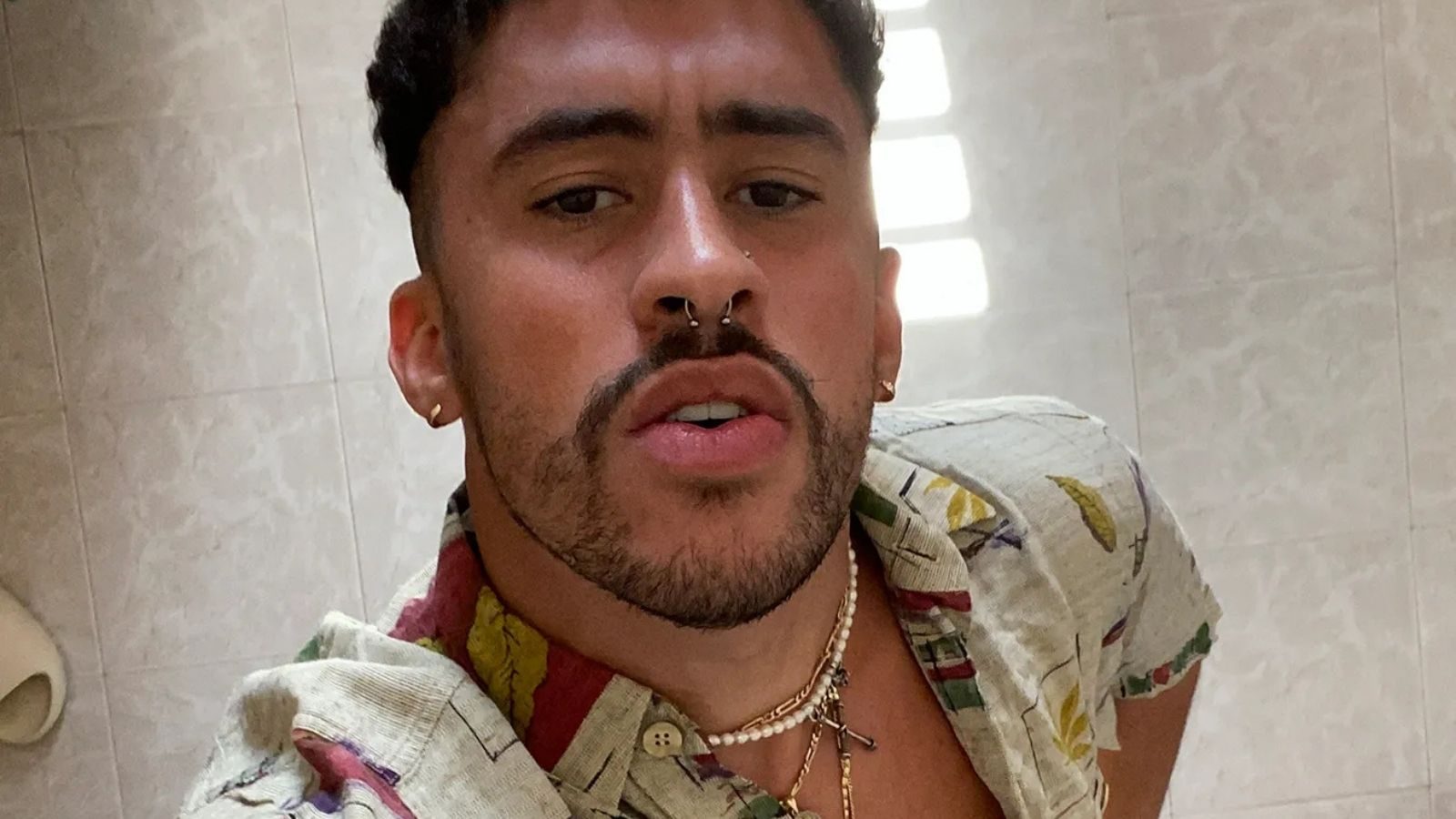 Bad Bunny maakt een selfie.