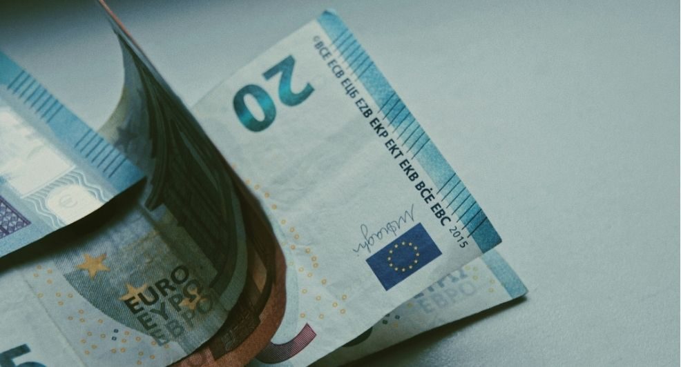 Briefgeld op een stapeltje.