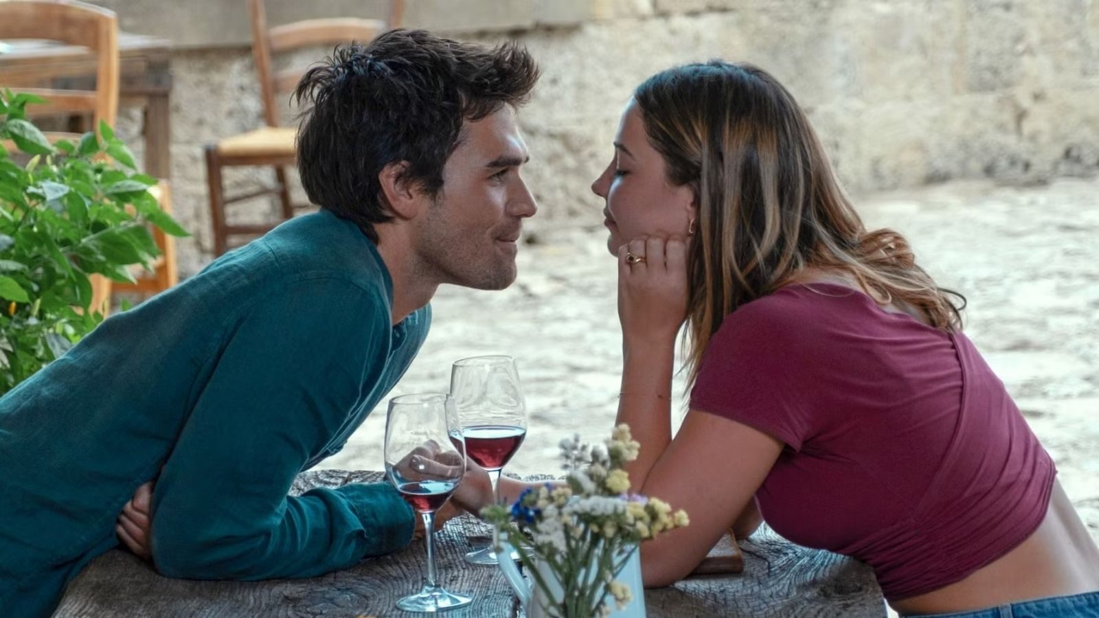 Heather en Jack kijken elkaar verliefd aan.