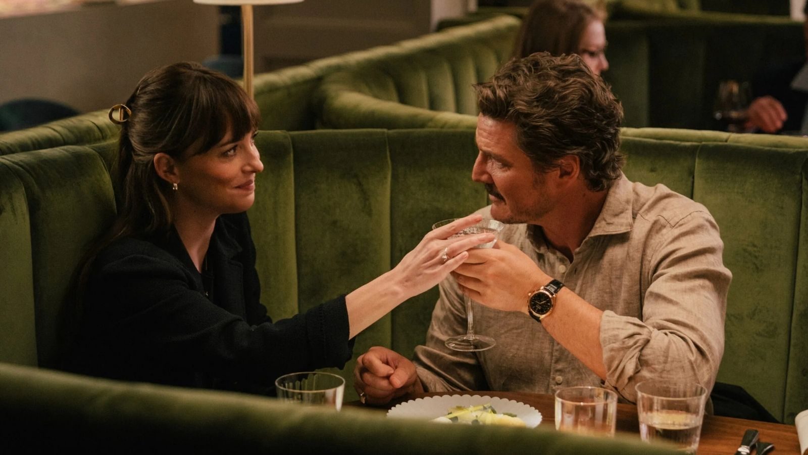 Harry en Lucy aan tafel in Materialists.