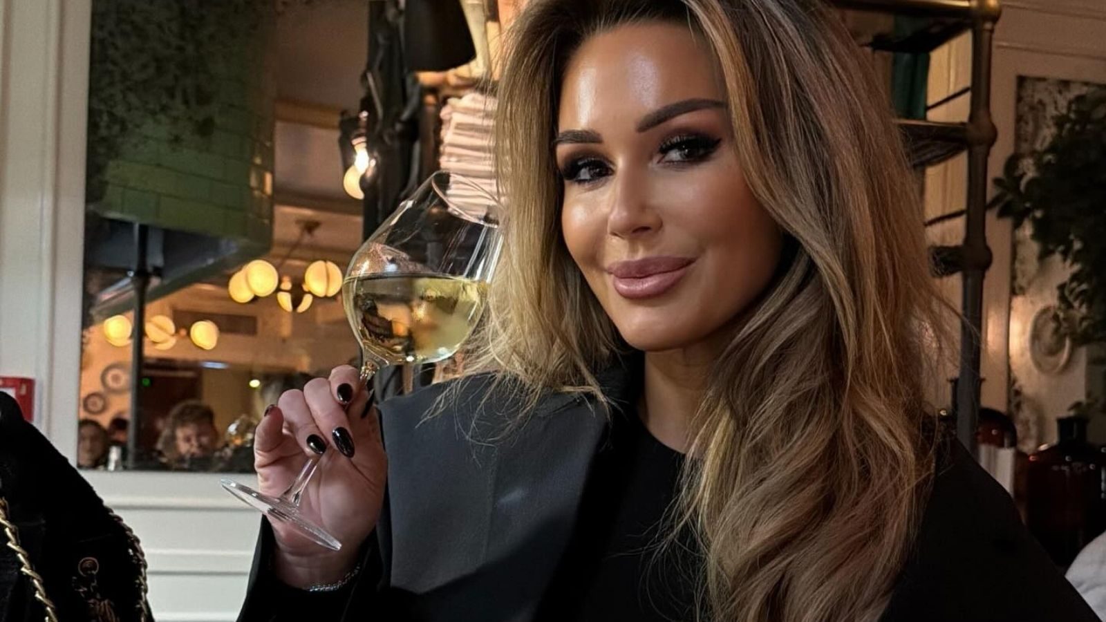 Deborah Luijendijk met een glas wijn.