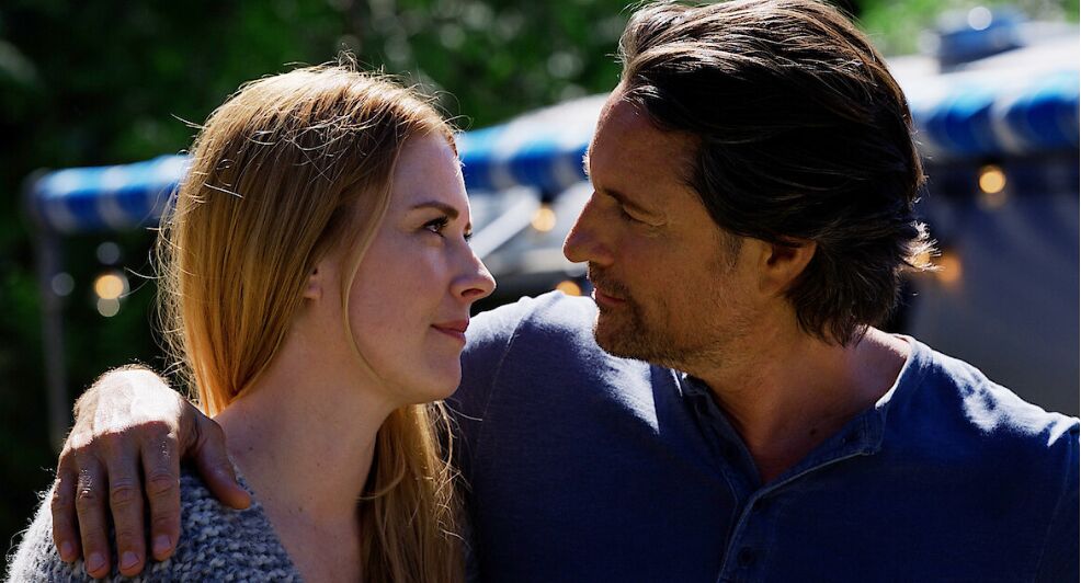 Mel en Jack kijken verliefd naar elkaar in de serie Virgin River.