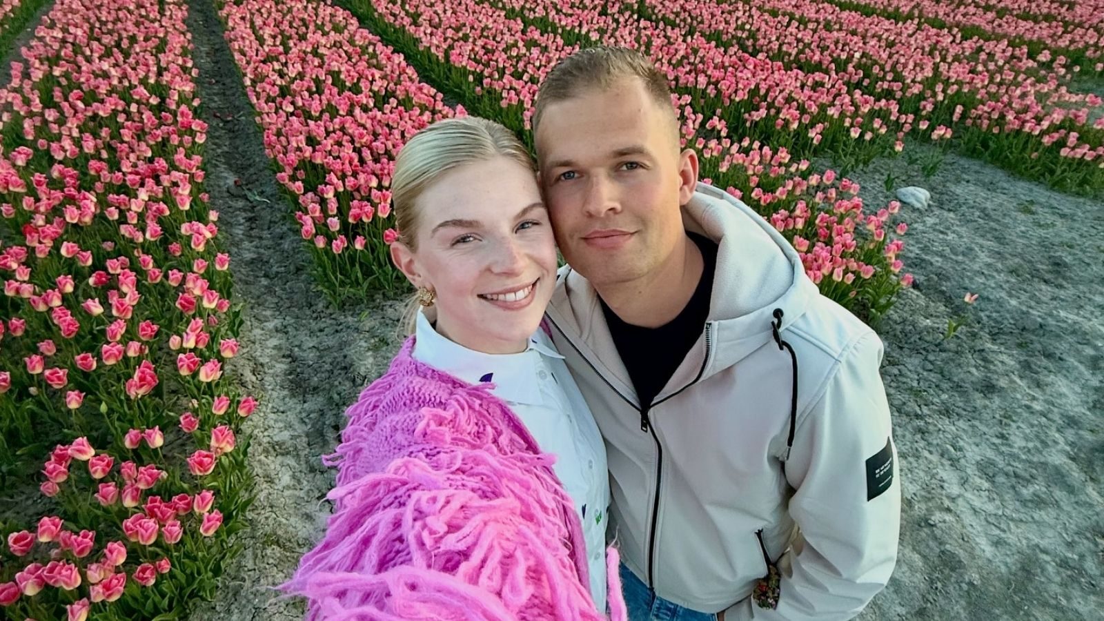 Femke en Justin in een bloemenveld.