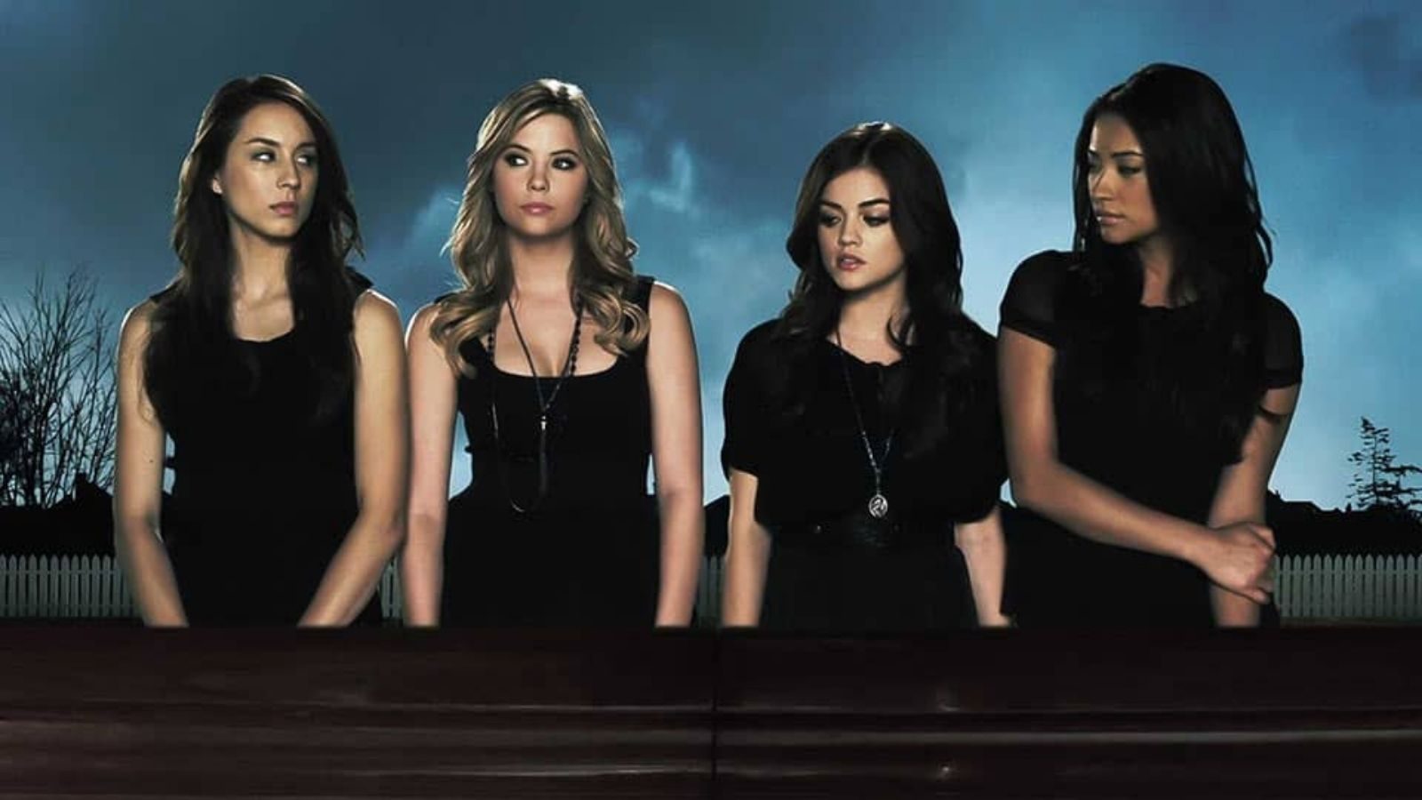Spencer, Hanna, Aria en Emily in Pretty Little Liars.
