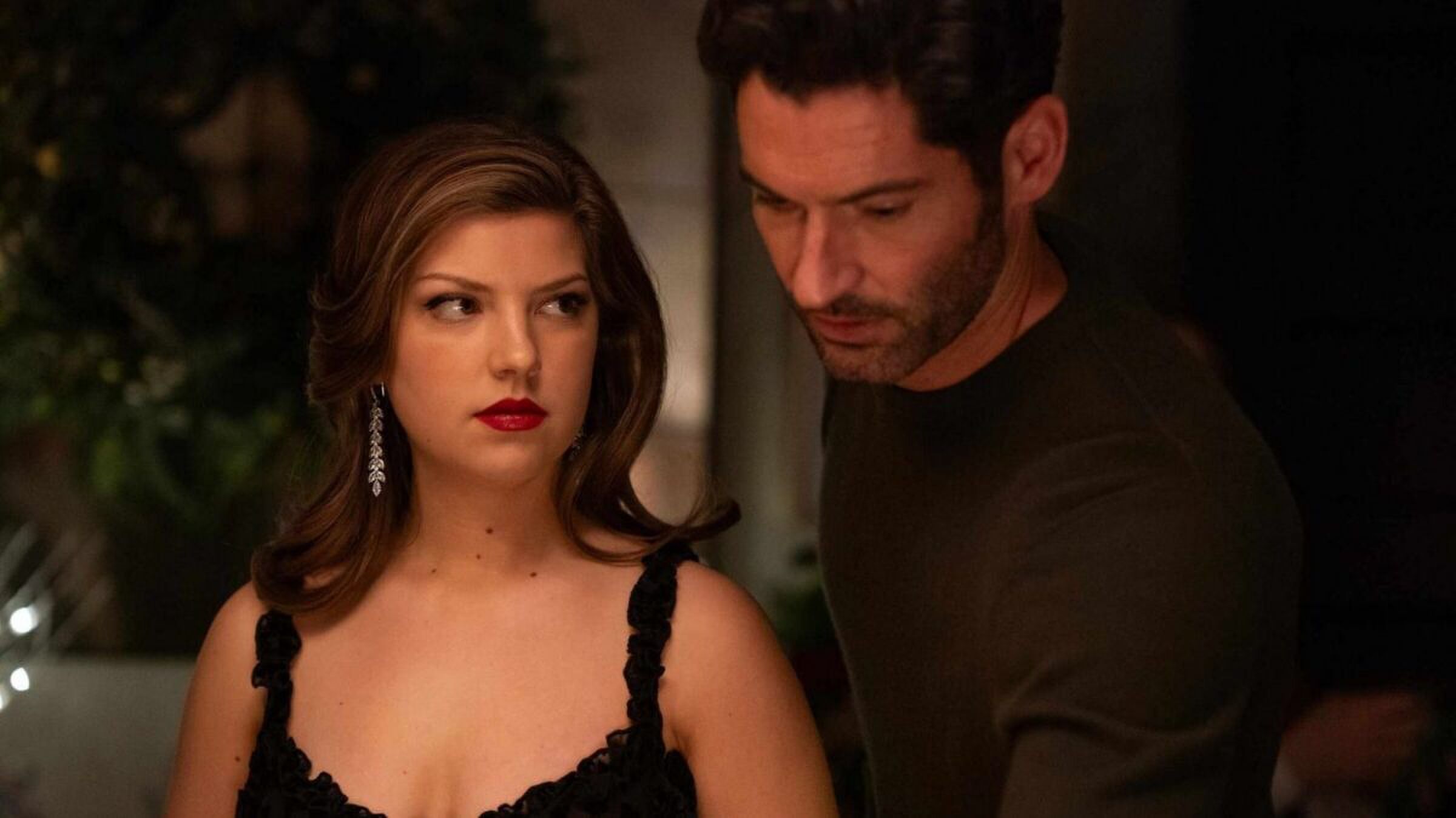 Bree kijkt naar Oliver in de serie Tell Me Lies.