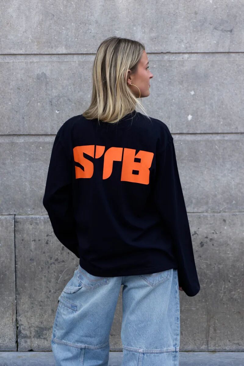 Model met longsleeve uit de Koningsdag collectie.