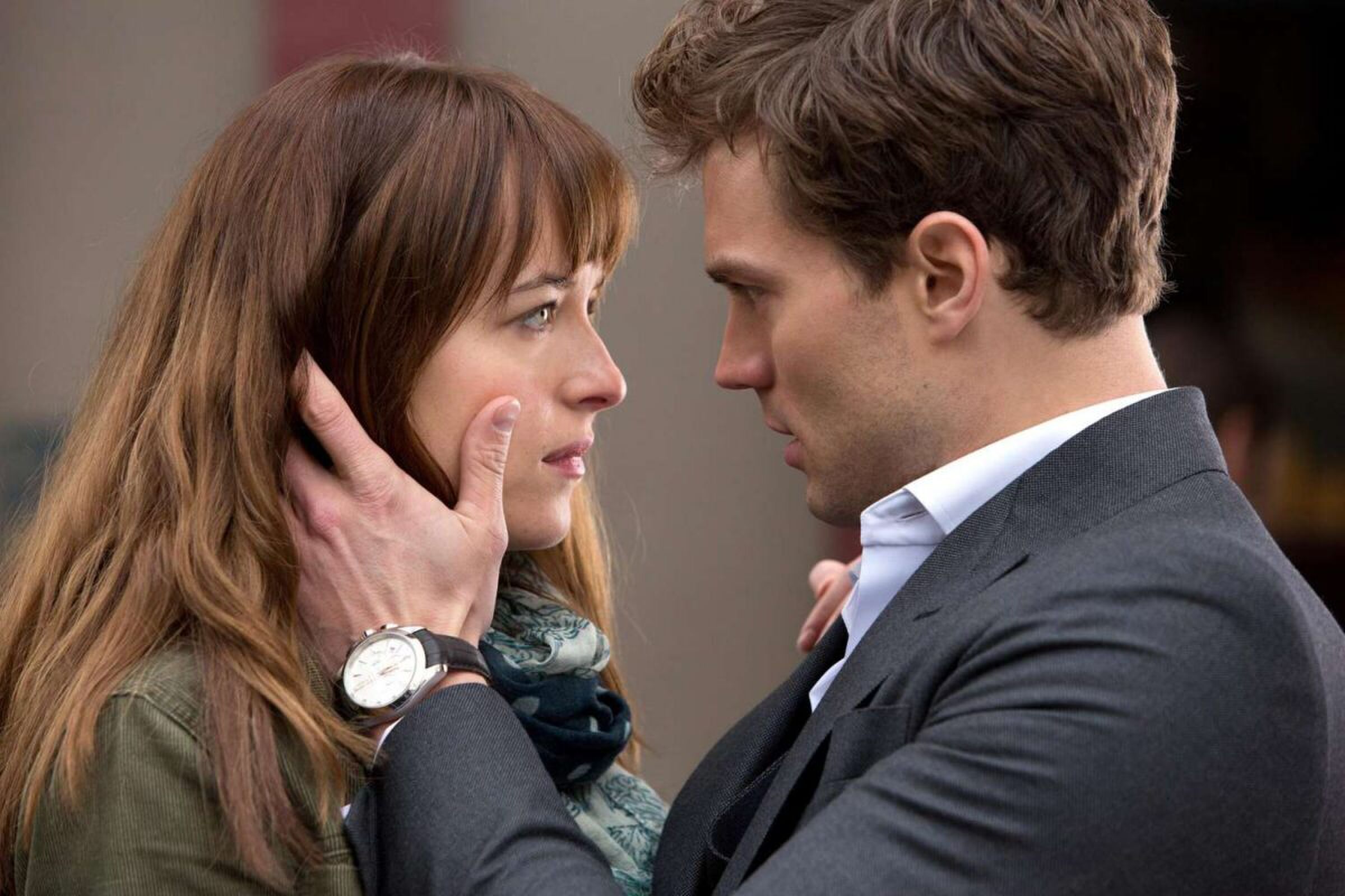Christian Grey en Anastasia Steele kijken elkaar aan.