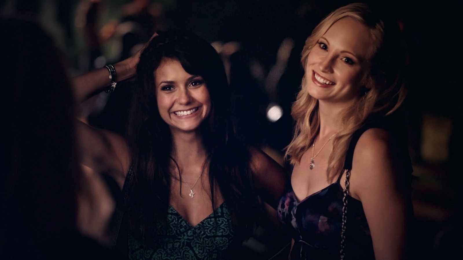 Candice King en Nina Dobrev lachend.