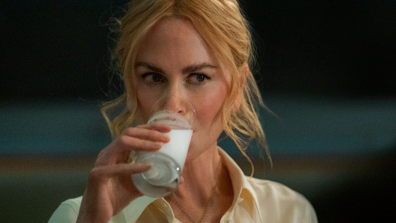 Nicole Kidman drinkt een glas melk.