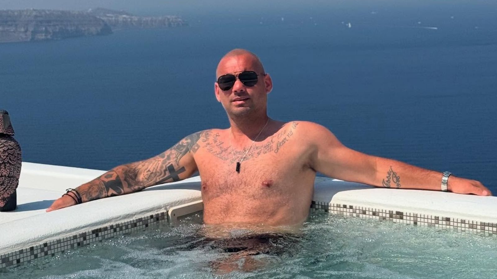 Wesley Sneijder in een zwembad.