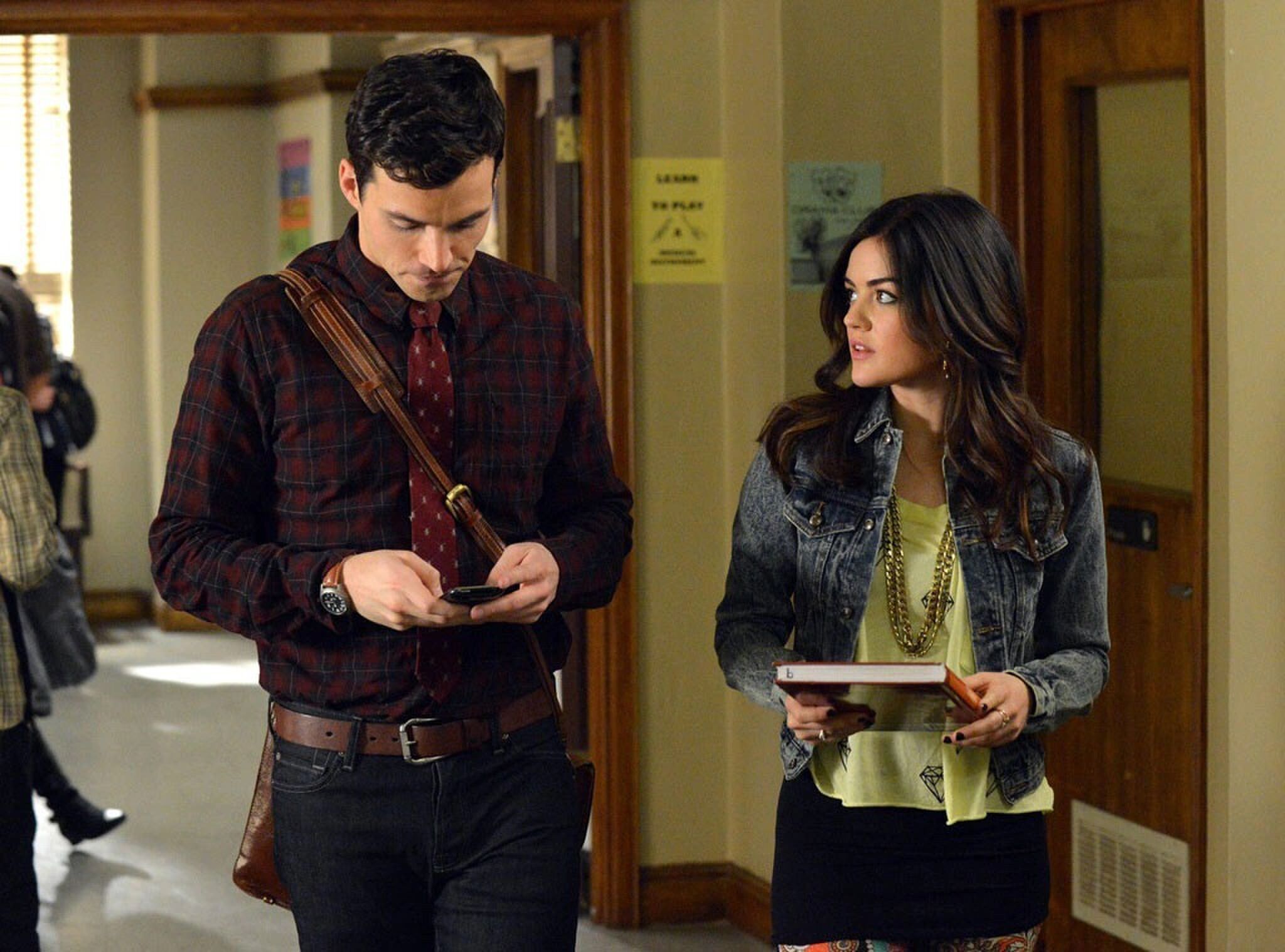 Ezra en Aria in de gang van de school.