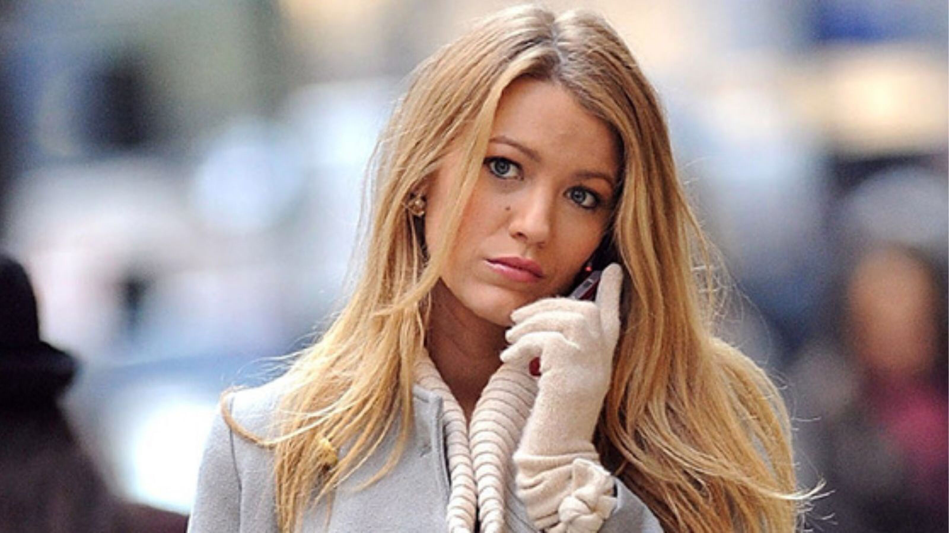 Serena van der Woodsen met een telefoon aan haar oor.
